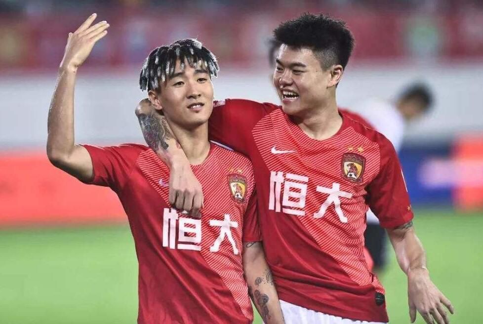 报道称，泽林斯基现在越来越接近离开那不勒斯，目前德劳伦蒂斯还没有就续约问题与泽林斯基达成协议，泽林斯基的要价与那不勒斯的报价之间分歧较大，考虑到泽林斯基合同明年6月就将到期，因此那不勒斯现在很难留住泽林斯基。